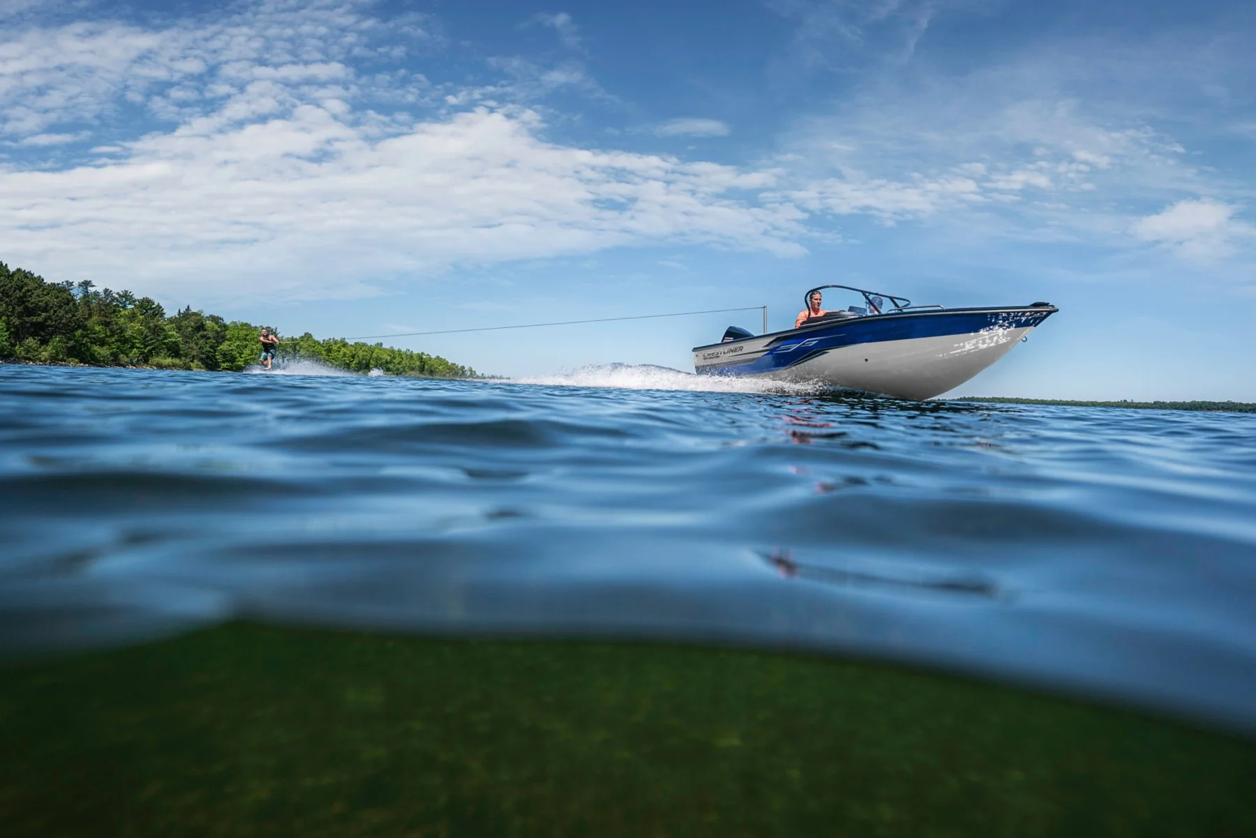 Crestliner 1950 Sportfish на ходу по озеру