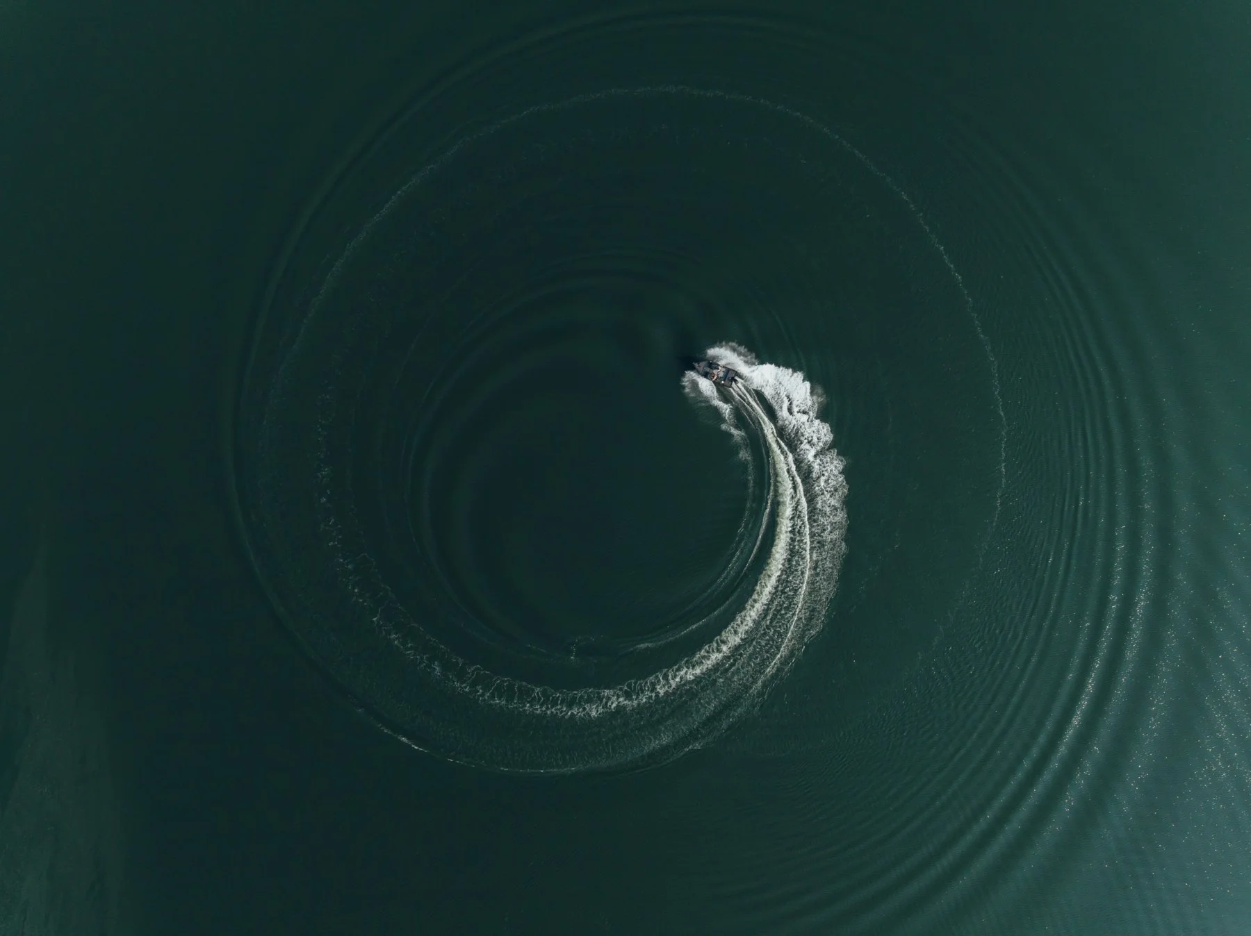 Crestliner 2050 Fish Hawk выполняет поворот на озере, вид сверху