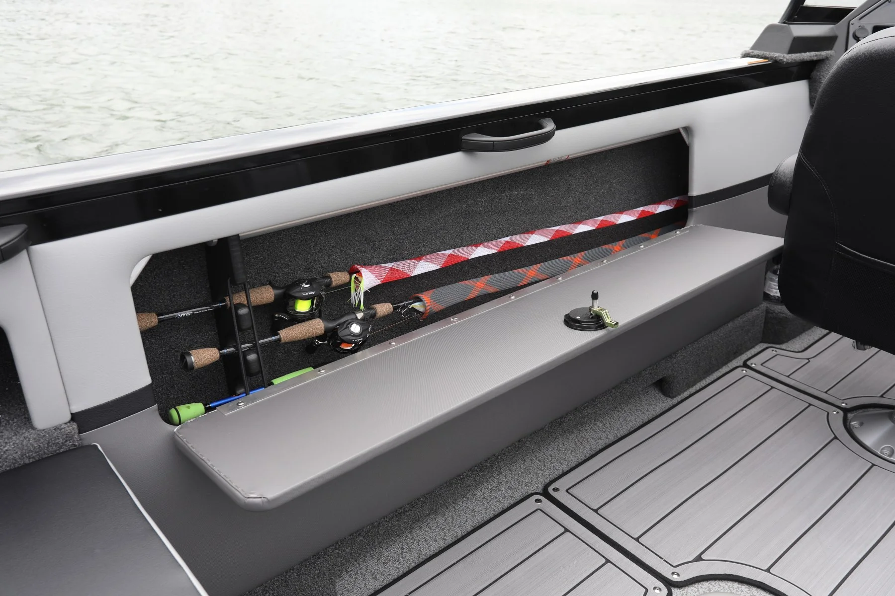 Бортовой отсек для удилищ в Crestliner 2250 Sportfish
