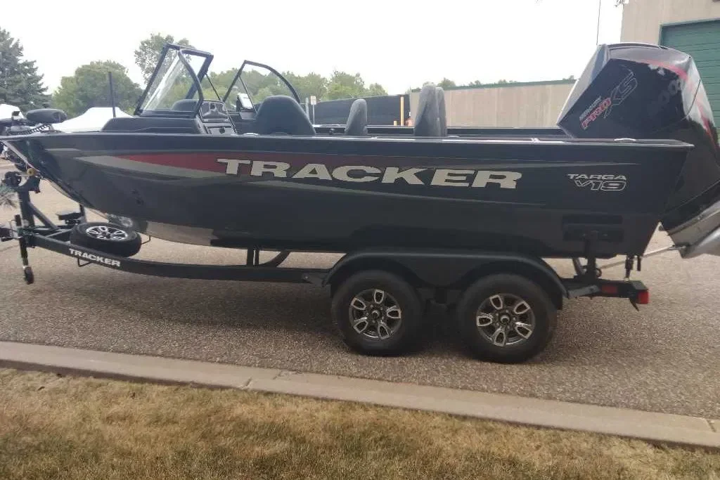 Фотография Tracker Targa V-19 WT 2026 на прицепе