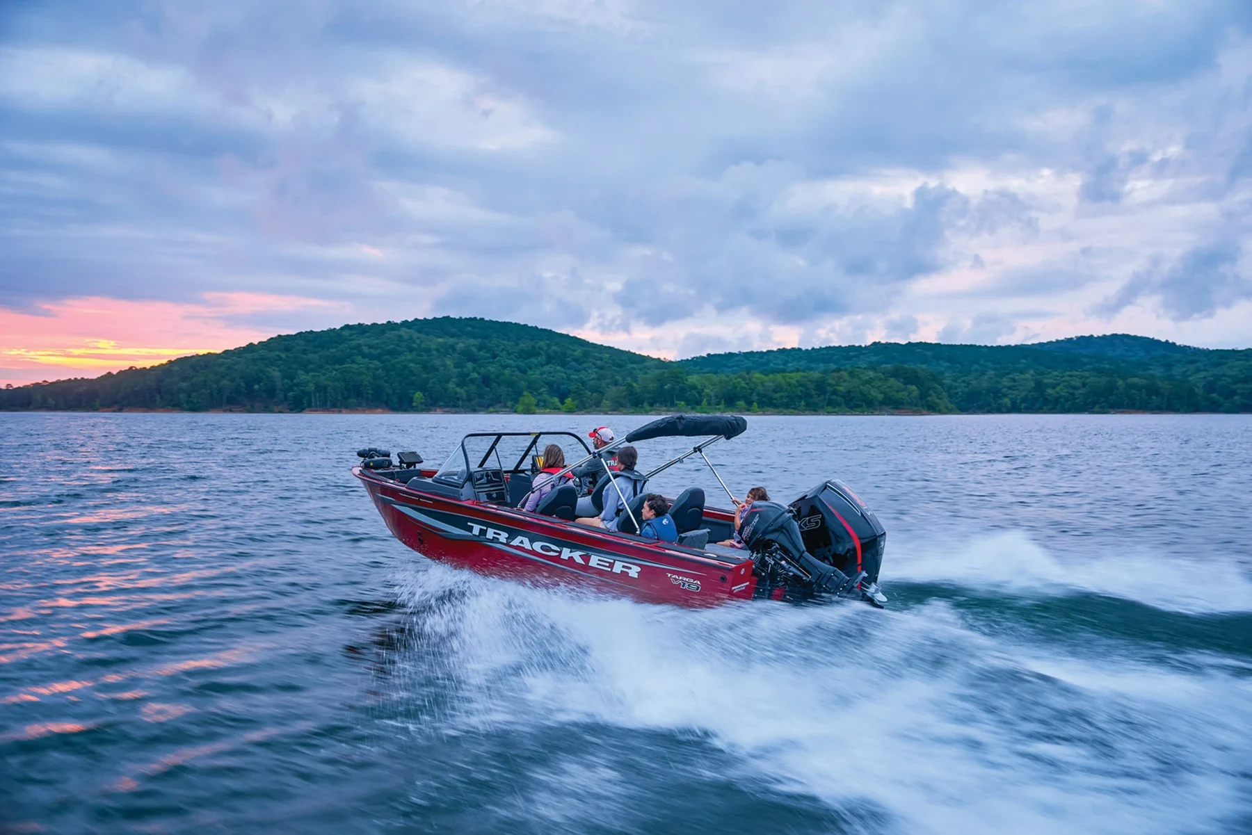 TRACKER TARGA V-19 на озере — фотография производителя
