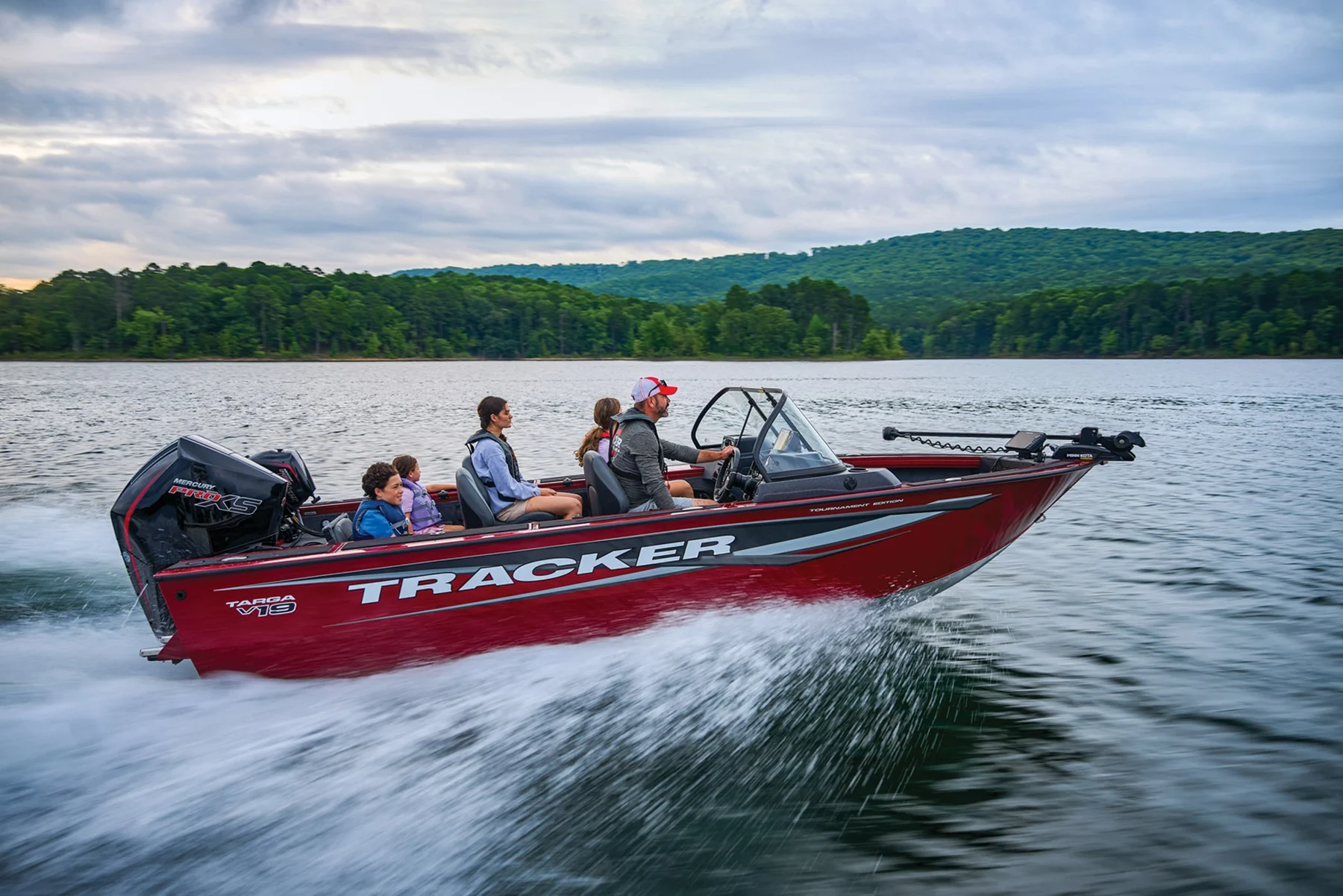 TRACKER TARGA V-19 на ходу, фото производителя