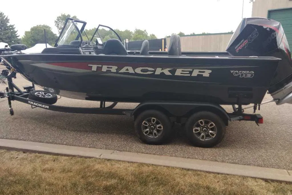 Tracker Targa V-19 WT, фотография 1