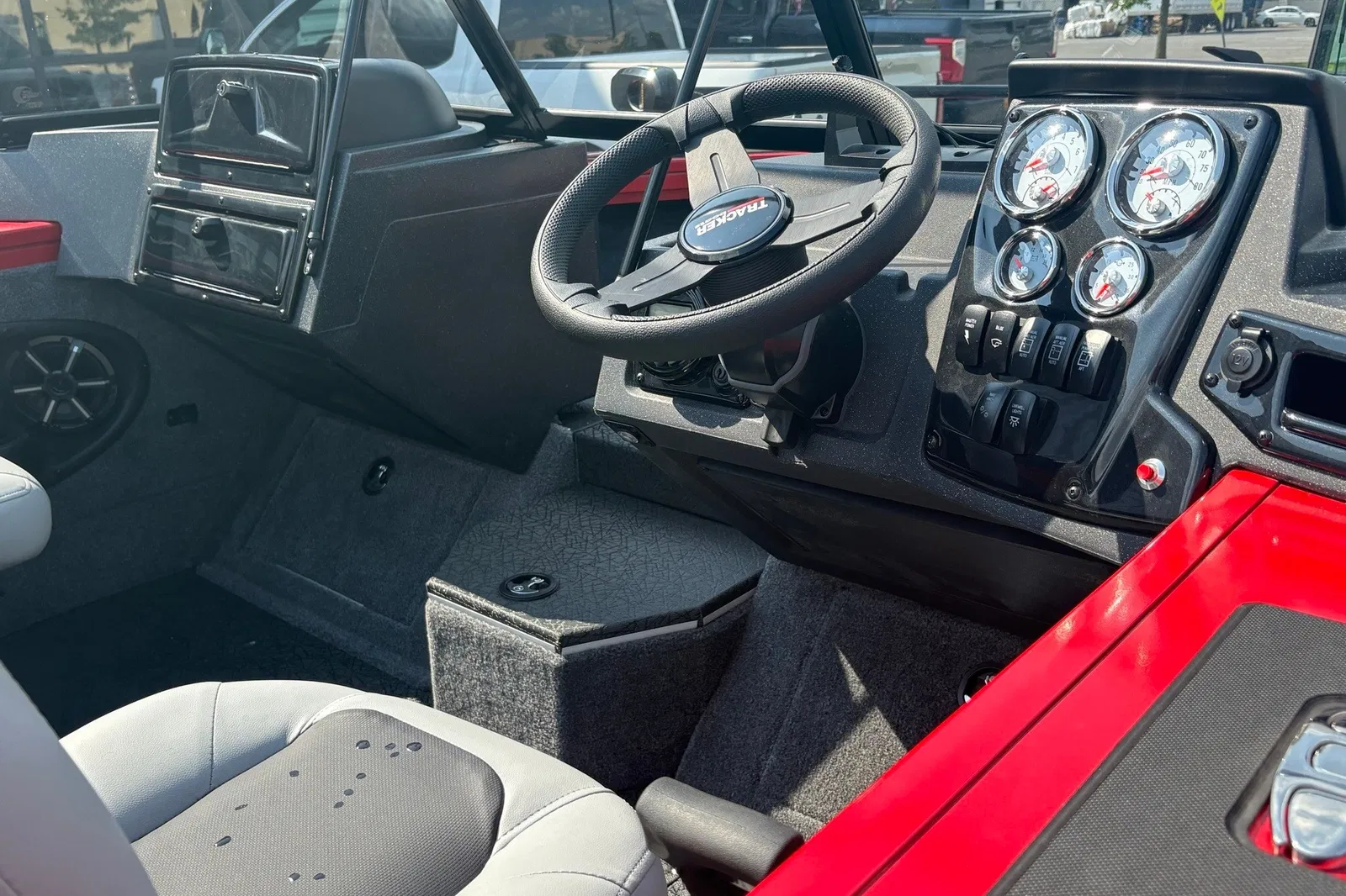 Tracker Targa V-18 WT, фотография 6